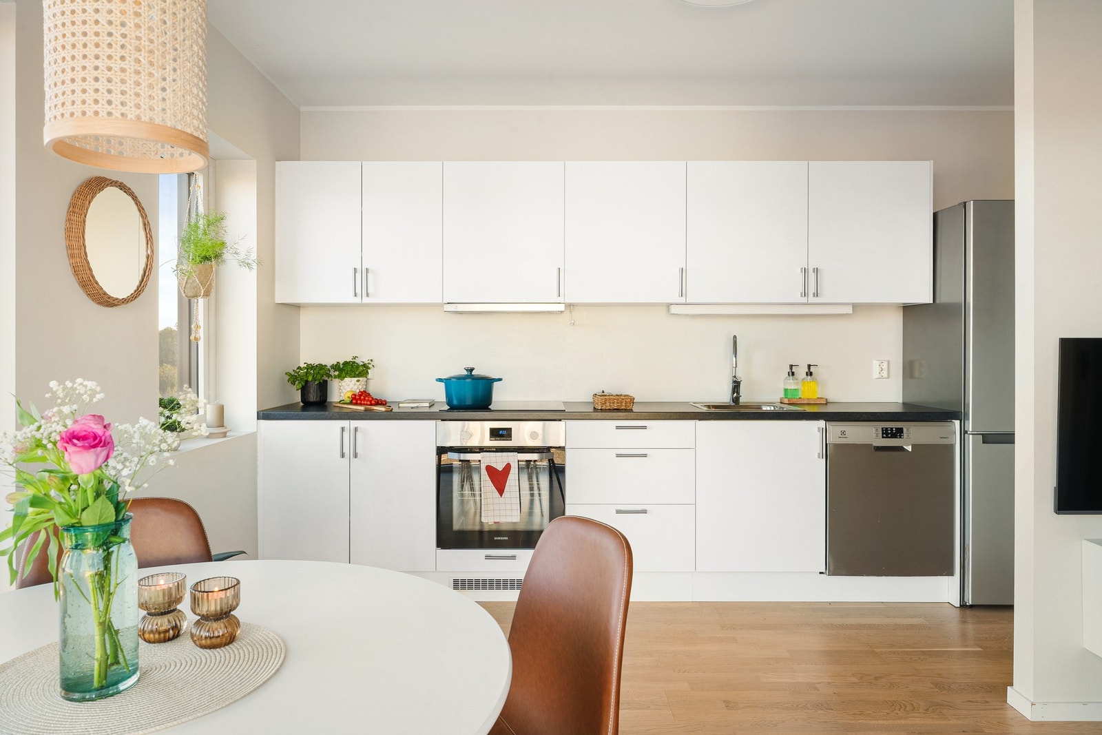 Kjøkkenet har en innredning som er levert av EPOQ og består av slette fronter og benkeplate av laminat. Galleribilde