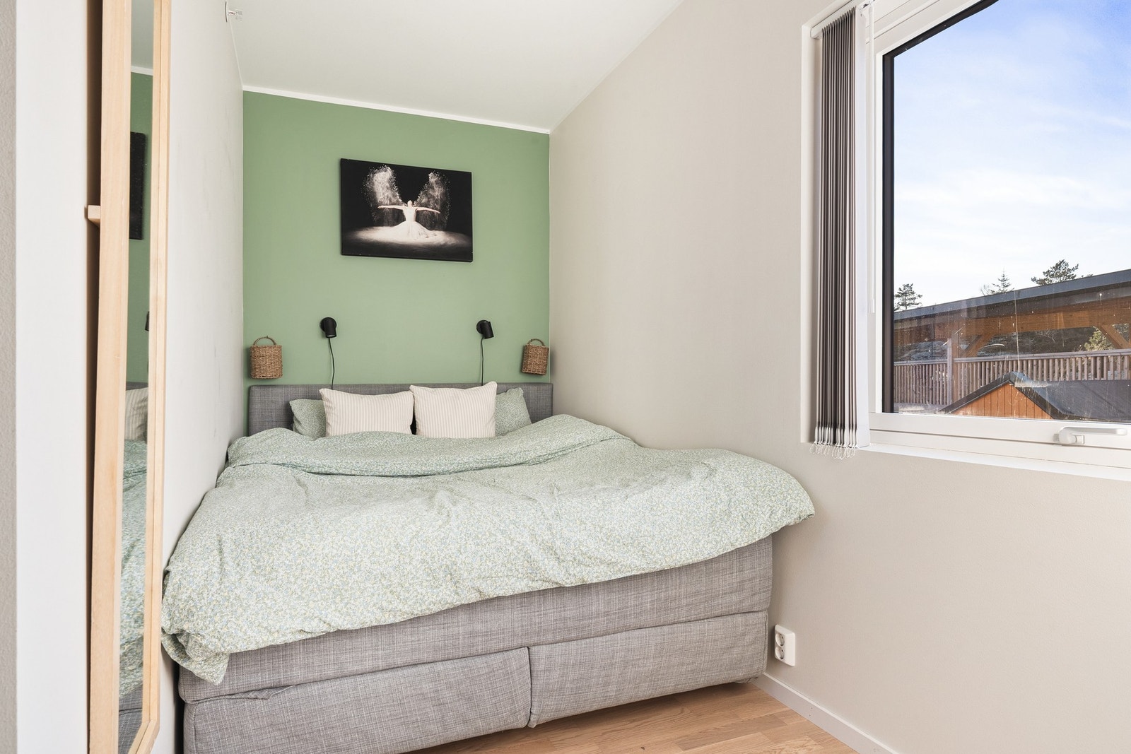 Soverommet måles til 8,1 kvm. og har plass til seng, nattbord og garderobeløsning. Galleribilde