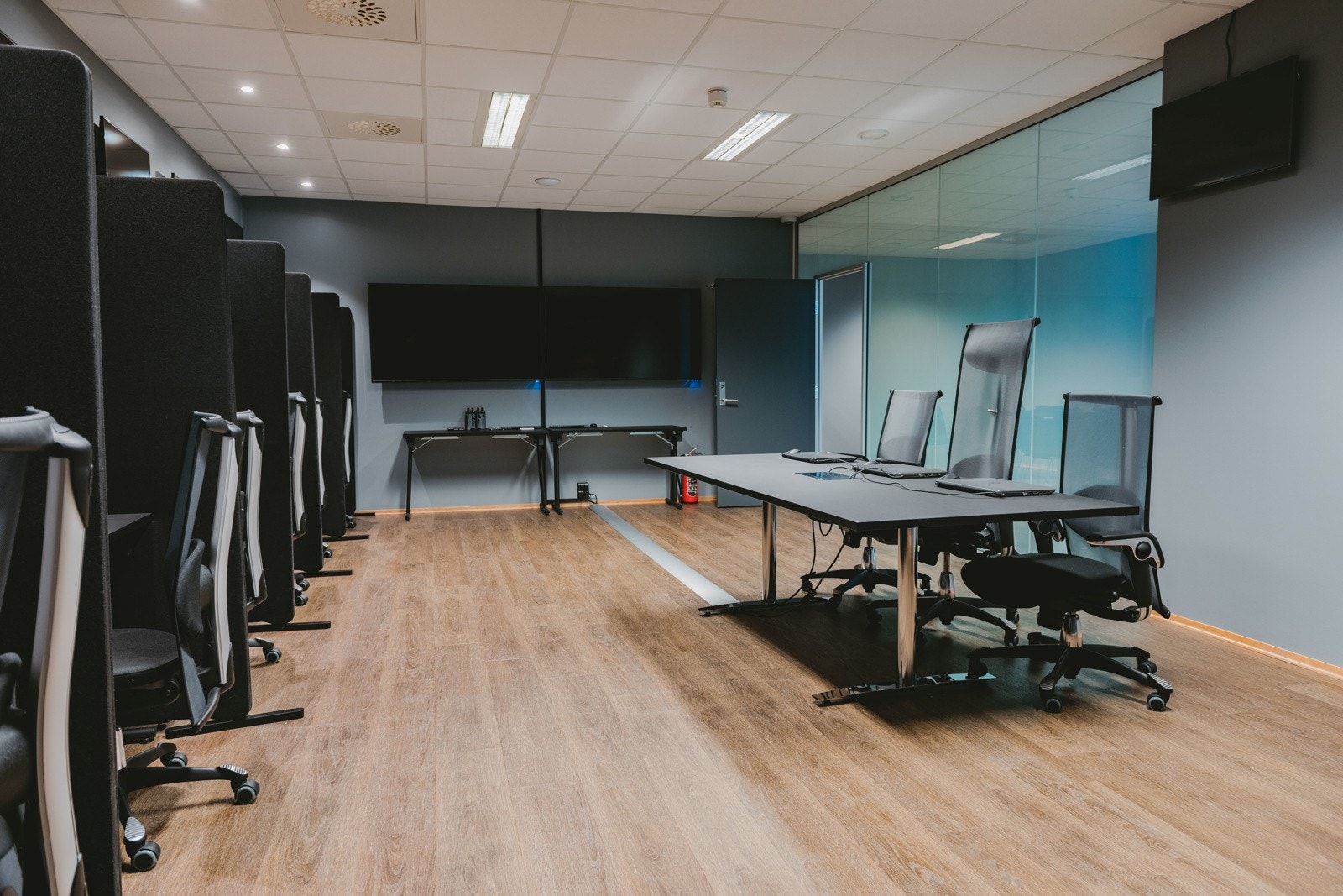 Innenfor presentasjonsrommet finner du nok en stort rom på ca. 43m2 som passer utmerket for skjermede kontorplasser Galleribilde