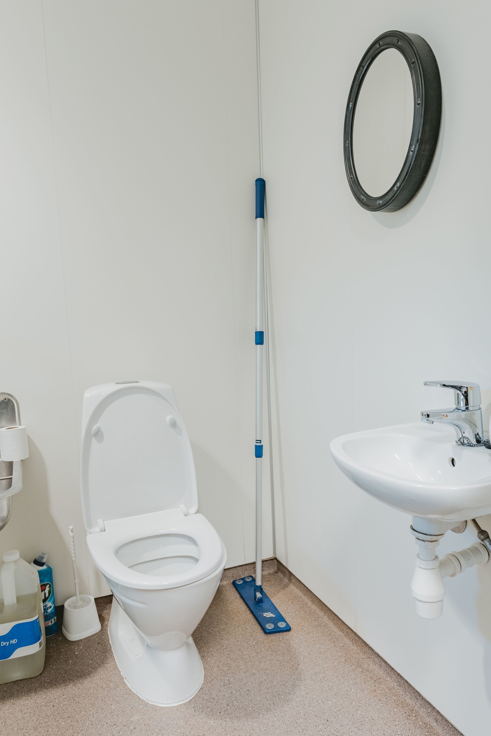 Og eget bad til bruk for ansatte Galleribilde