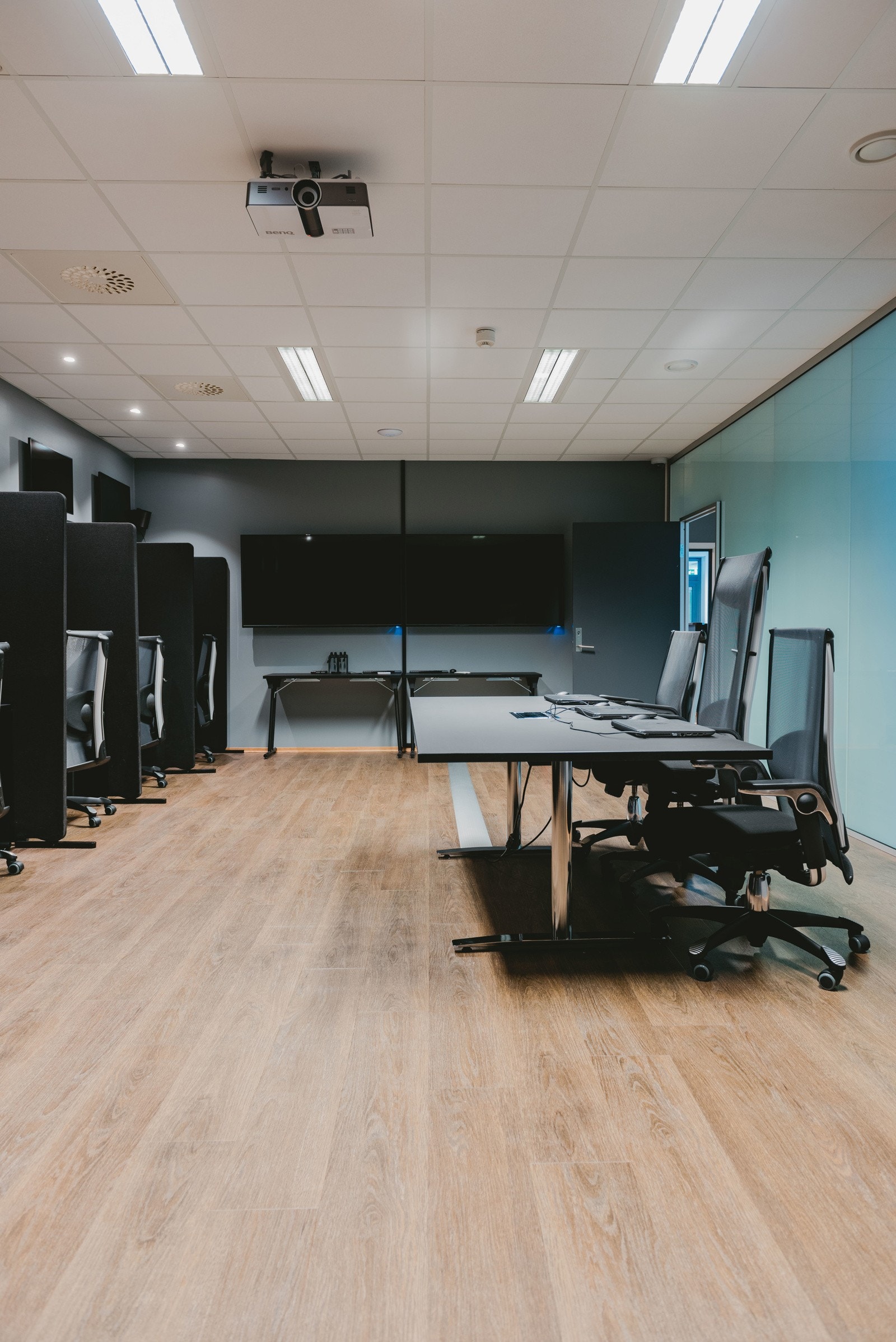 Glassveggene kan dimmes ved behov Galleribilde