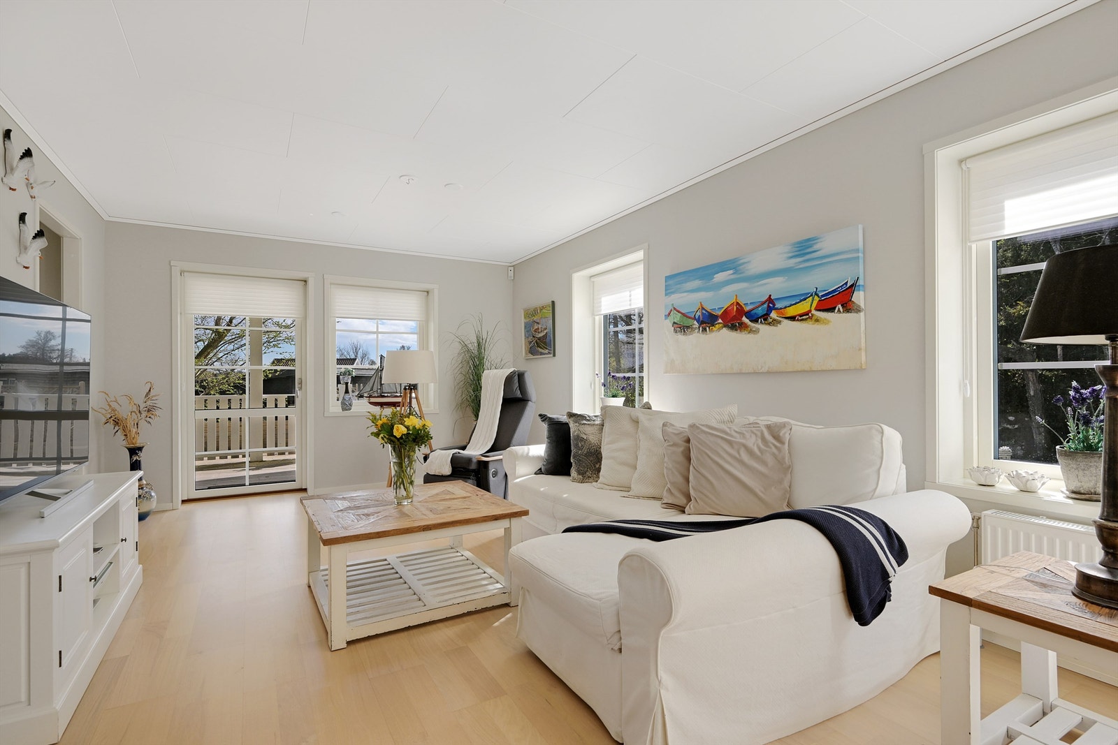 Stuen er lun og har en fantastisk atmosfære. Det er god plass til ulik møblering og det er utgang til den overbygde terrassen Galleribilde