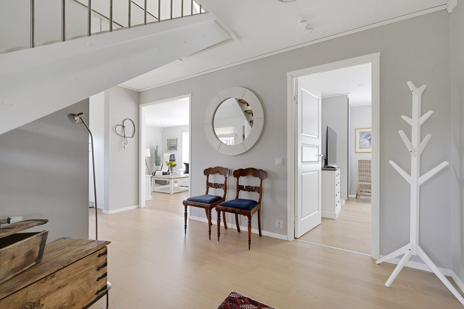 I boligens første etasje er det lys og innbydende hall med trapp opp til 2.etasjen. Galleribilde