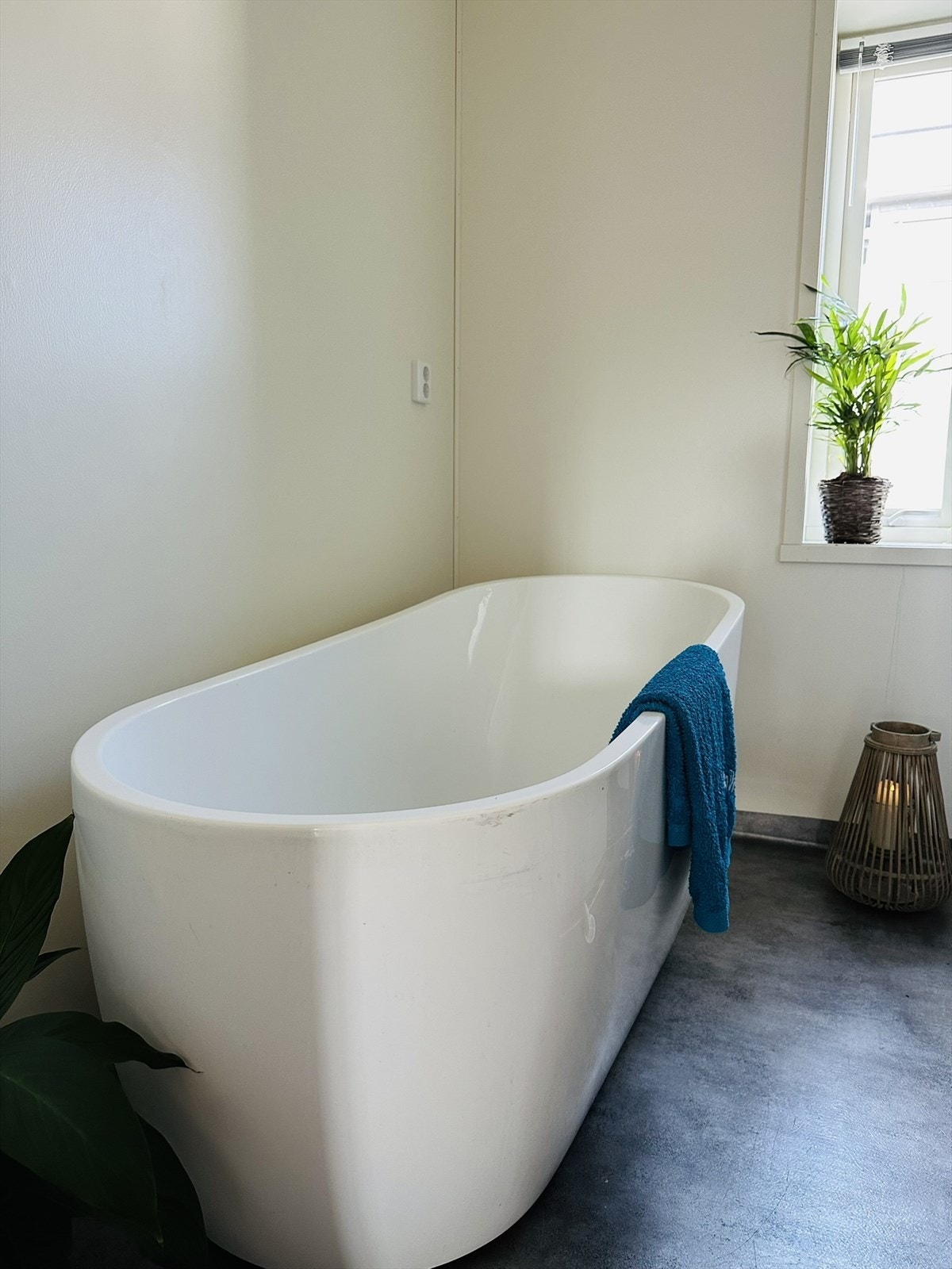 I teknisk rom er det plassert et frittstående badekar. Her hadde eier planlagt wc og vask, samt badekar. Galleribilde