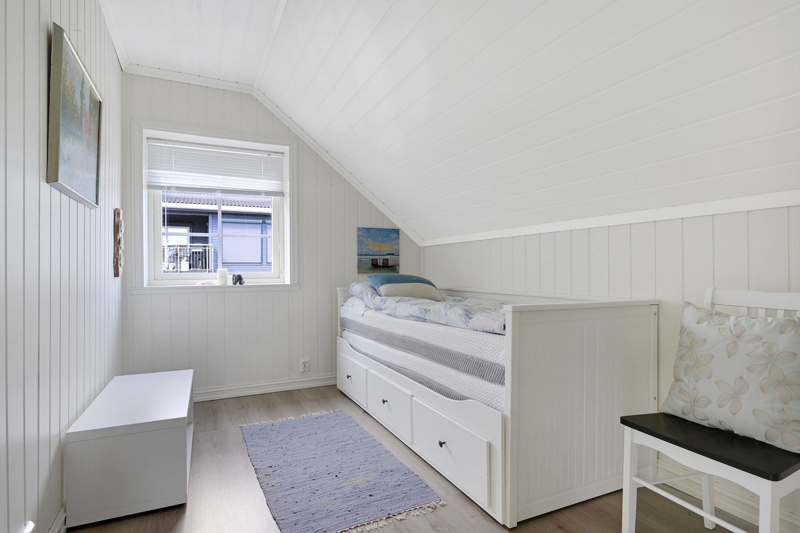 I denne etasjen er det i tillegg 2 soverom til, begge soverommene er malt i duse, behagelige farger og rommene fremstår nærmest som ubrukt. Galleribilde