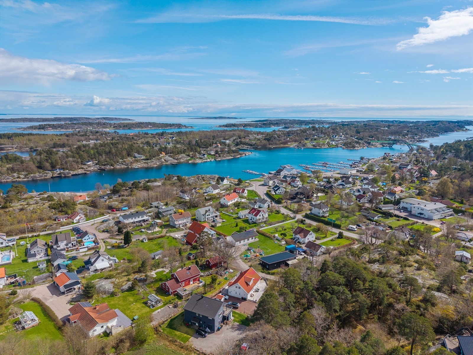 Fra eiendommen er det gangavstand til barnevennlig strand, småbåthavn hvor det er mulig å leie båtplass og enkelt ta deg ut i den vakre skjærgården, barneskole, barnehage og golfbane m.m. Galleribilde