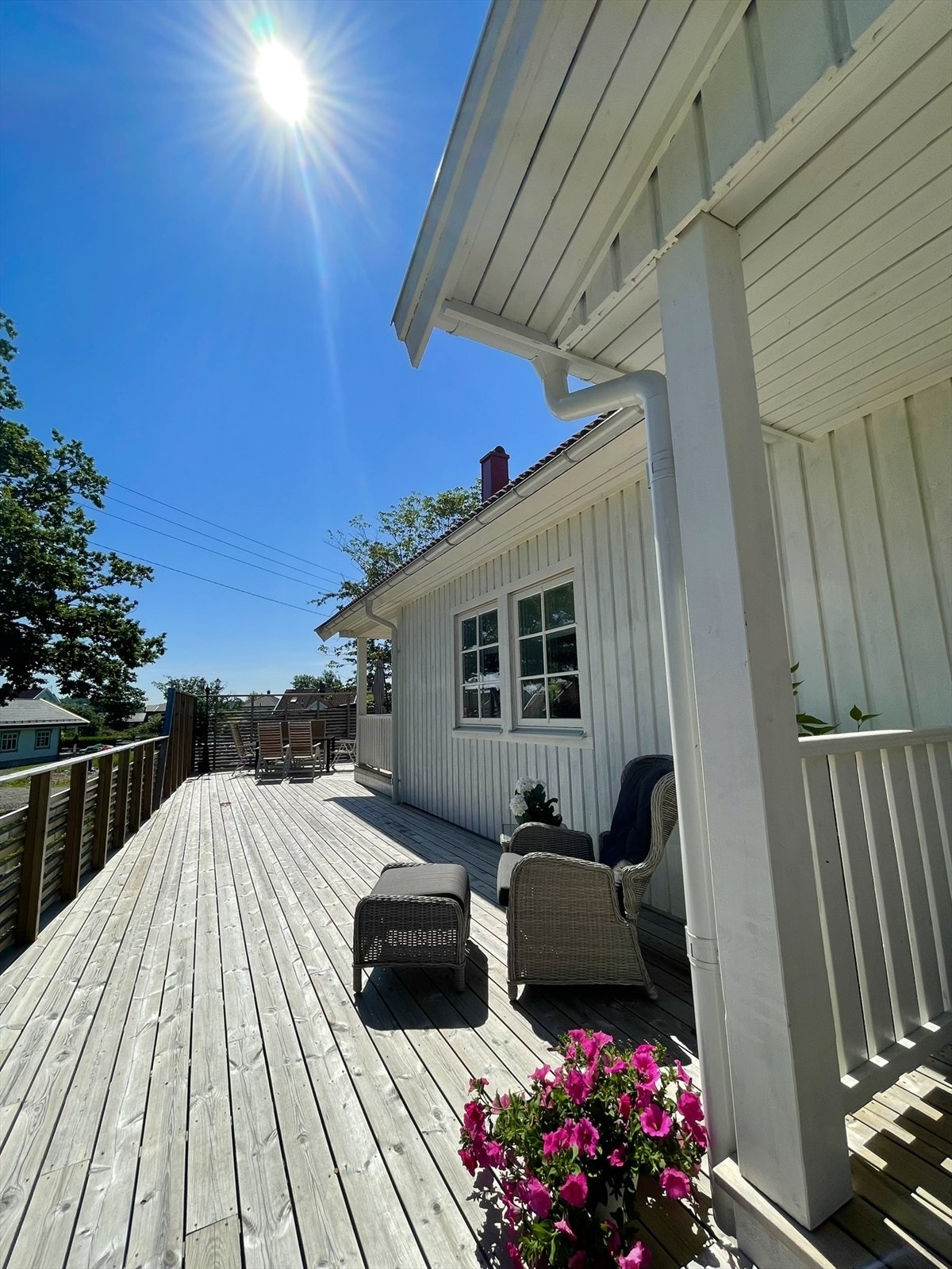 Boligen er lekker og meget delikat, den er oppført over to etasjer og har en lun og hyggelig atmosfære med svært gode solforhold. Galleribilde