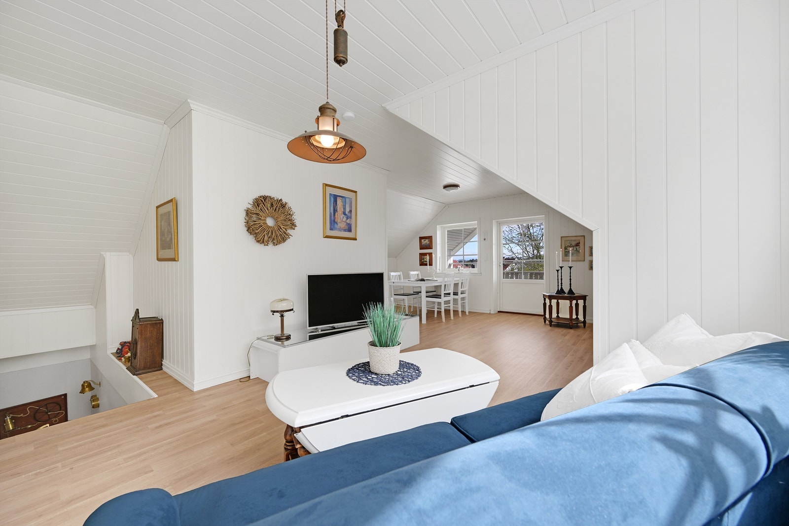 I boligens andre etasje er det i dag en hyggelig loftsstue med utgang til balkong. Galleribilde