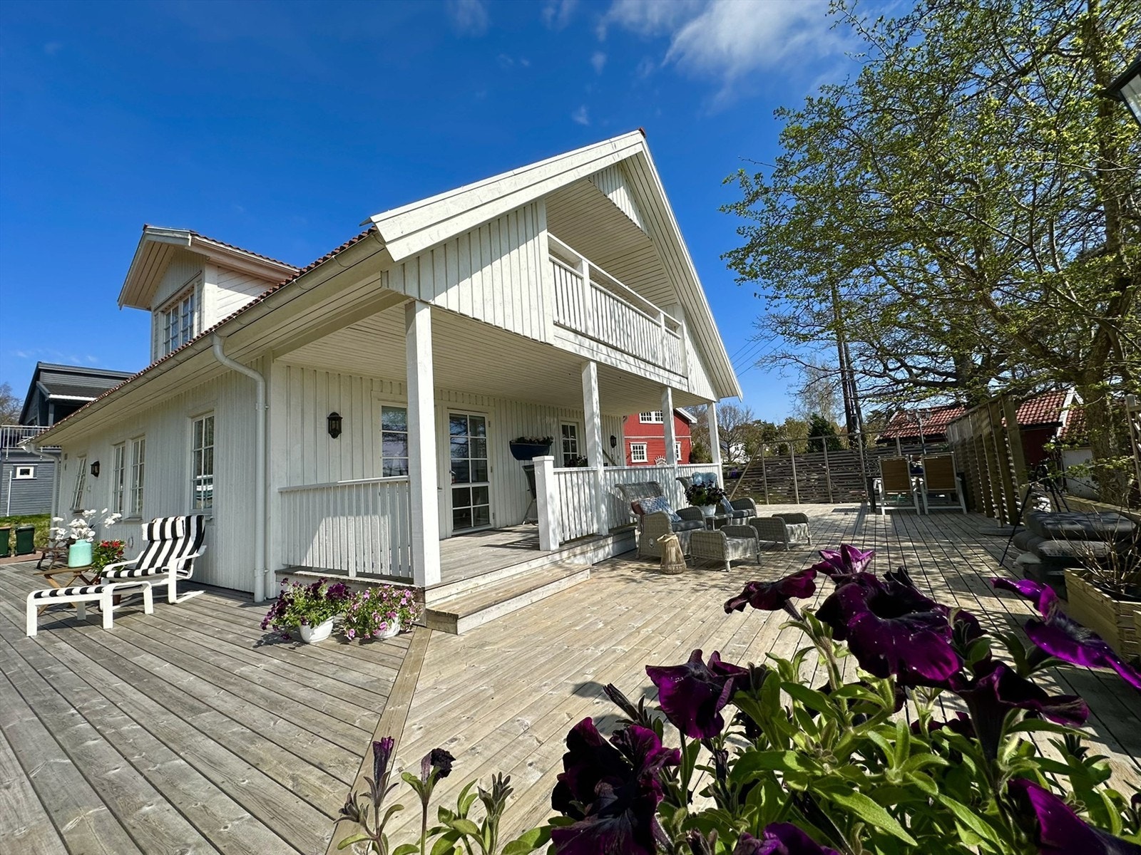 Eiendommen er oppført over 1 og 1/2 etasje over støpte stripefundamenter i 2018. Boligen er oppført av Älvsbyhus Norge As med en gjennomgående lekker og delikat utforming og innredning. Galleribilde