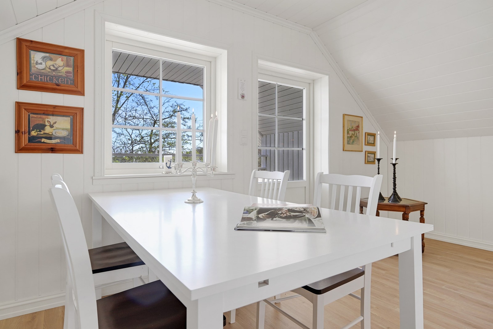 Utgang til en innebygd bakong. Det er også lagt opp til et ekstra kjøkken her oppe. Galleribilde