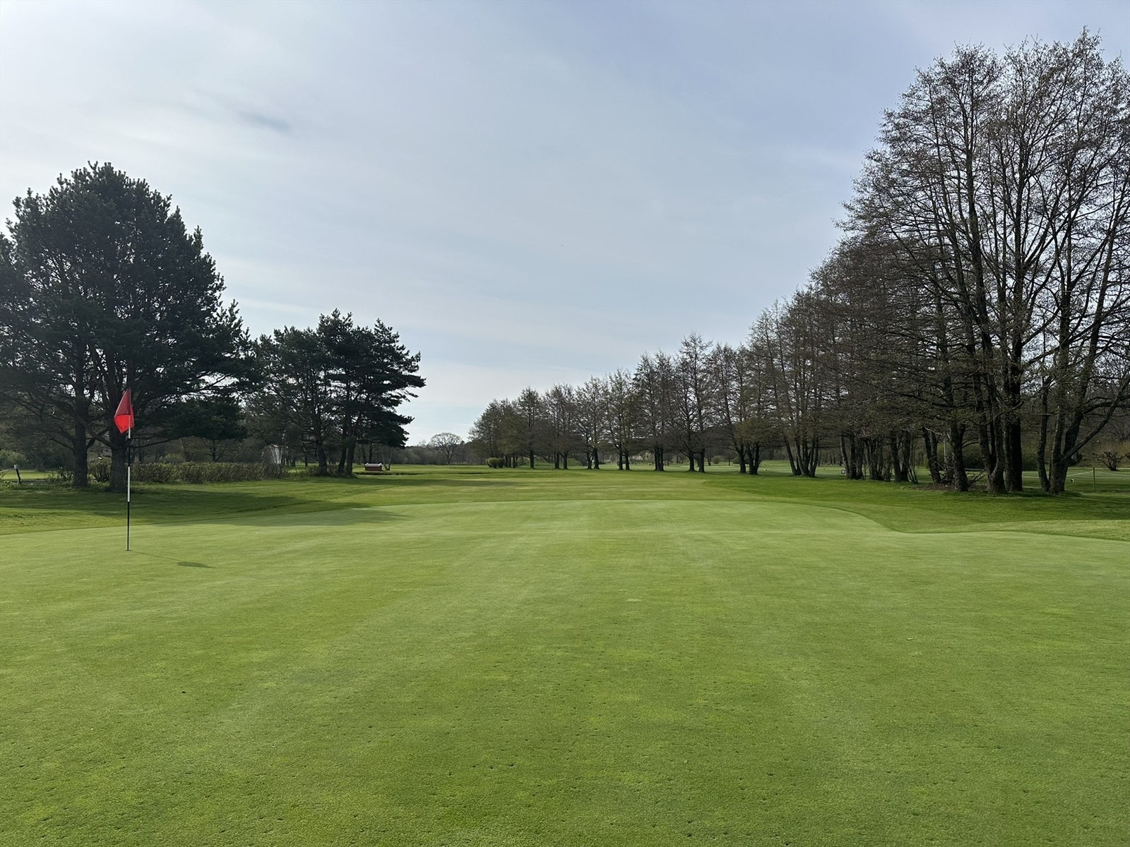 Det er flere muligheter for den aktive med ridesenter på Verdens Ende, Golfbane på Rød, idrettshall på Lindhøy, tennis- og fotballbane på Ormelet, samt volleyballbane, frisbeegolfbane og Skatepark på Haug. Galleribilde