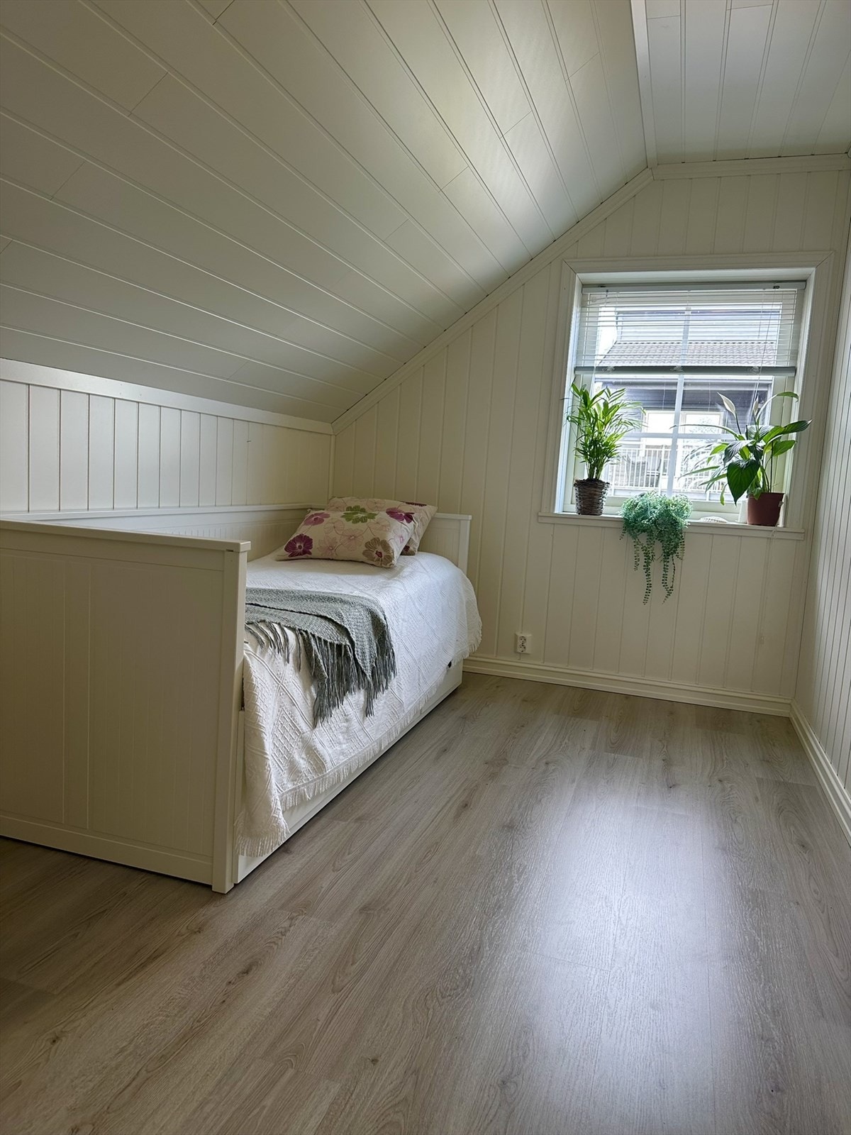 Boligens tredje soverom. I 2.etasje er det også lagt opp til muligheter for et ekstra bad på ca. 5 kvm. Rommet som i benevnelsen omtales som bod er ikke ferdig innredet. Rommet er klargjort for mulig innredning til bad. Galleribilde