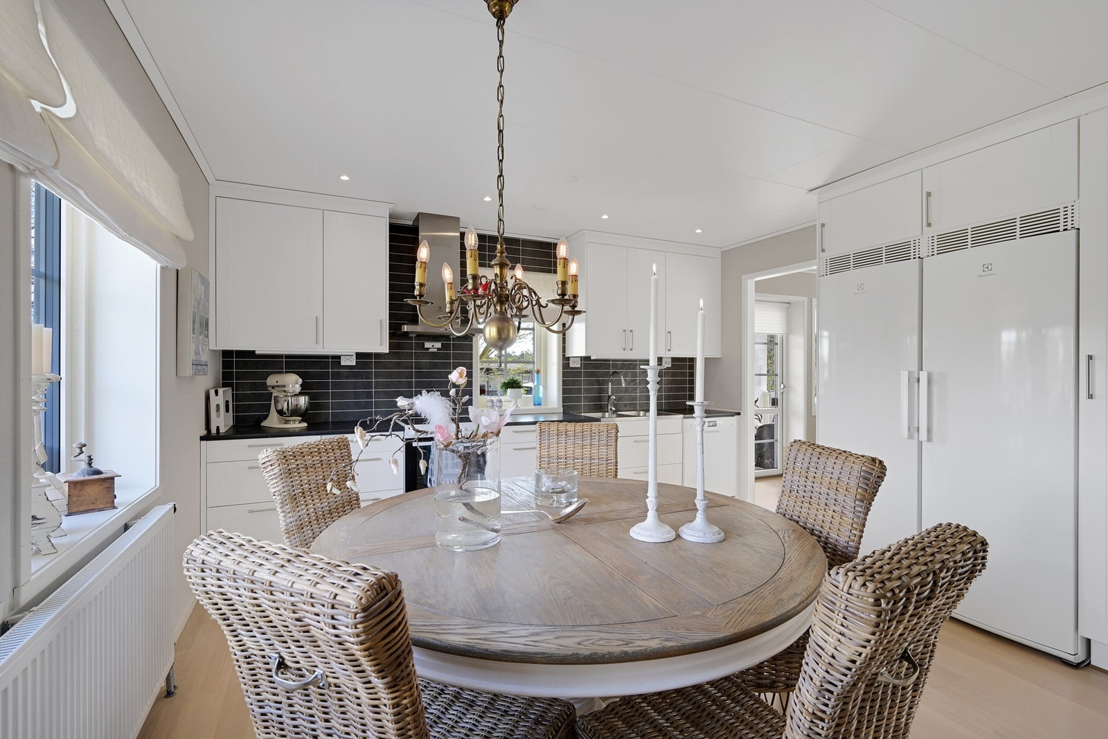 På kjøkkenet er det også god plass til et romslig kjøkkenbord - et hyggelig rom å samle familie og venner. Galleribilde