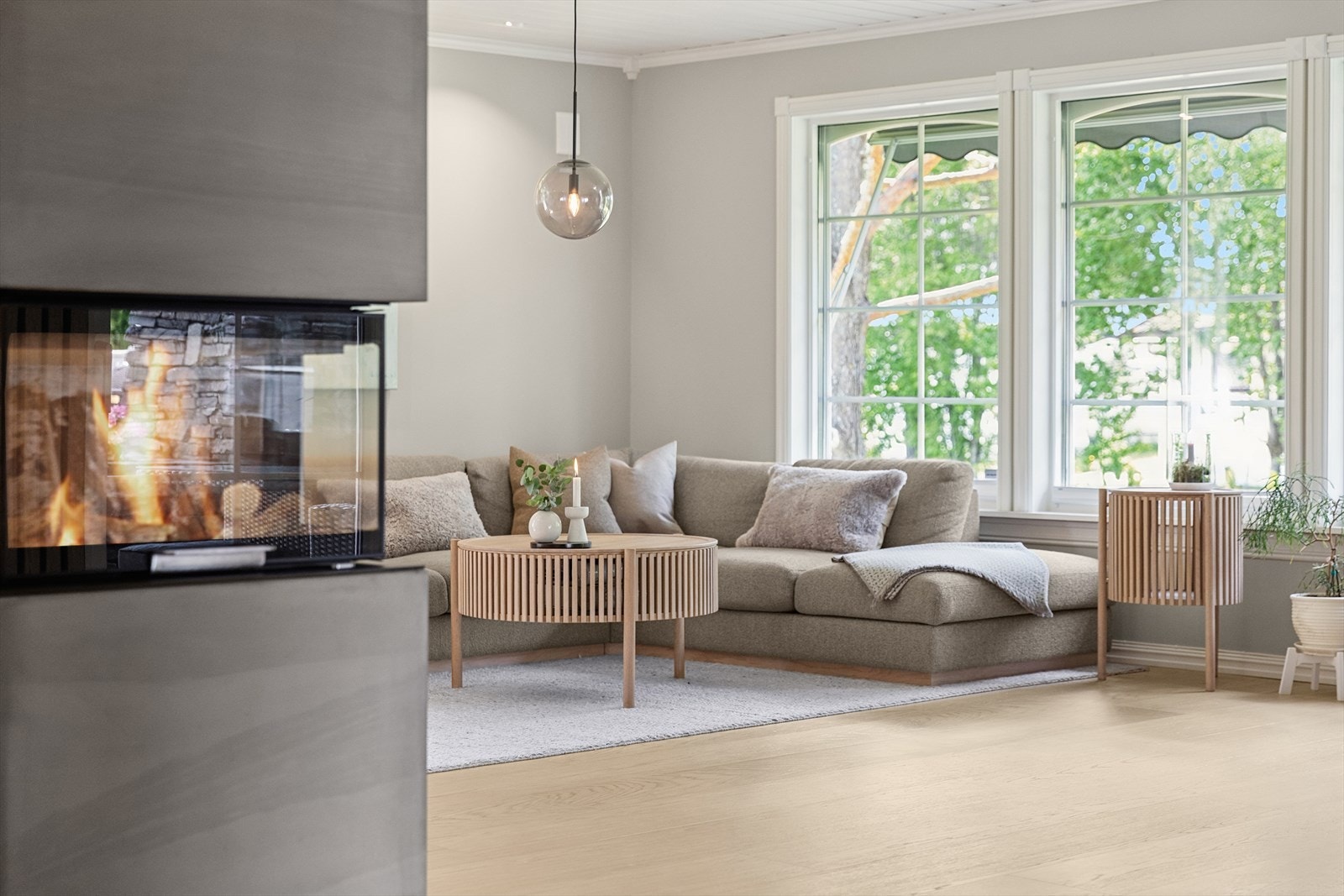 Lekkert og luftig - stuen byr på en behagelig atmosfære med store vindusflater og stilrene detaljer. Galleribilde