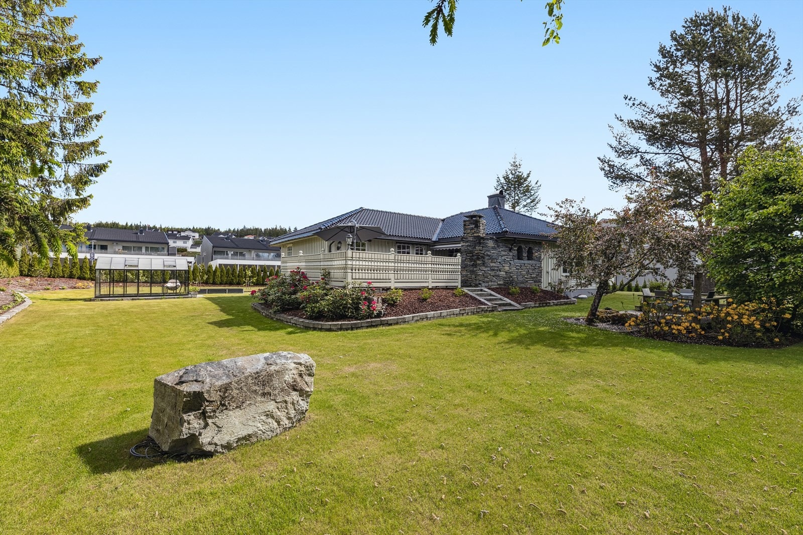 Maura byr på flotte naturopplevelser med mange turmuligheter i skog og mark. Om sommeren er det populært å bade i Hurdalssjøen eller ved Gåfossen i Steinelva. Galleribilde