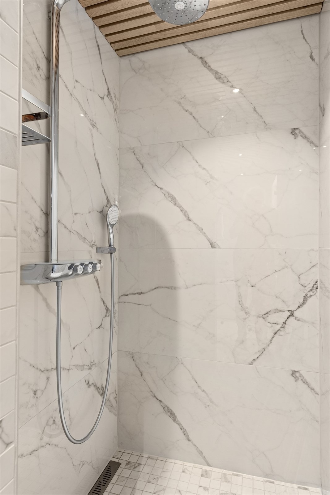 Det er egen avskilt dusj nisje. Galleribilde