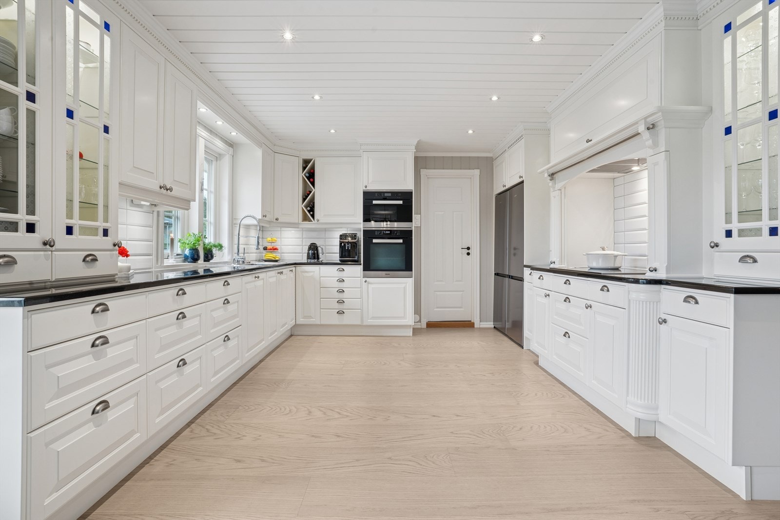 Stilrent og praktisk - kjøkkenet kombinerer gjennomtenkte løsninger med tidløs eleganse. Galleribilde