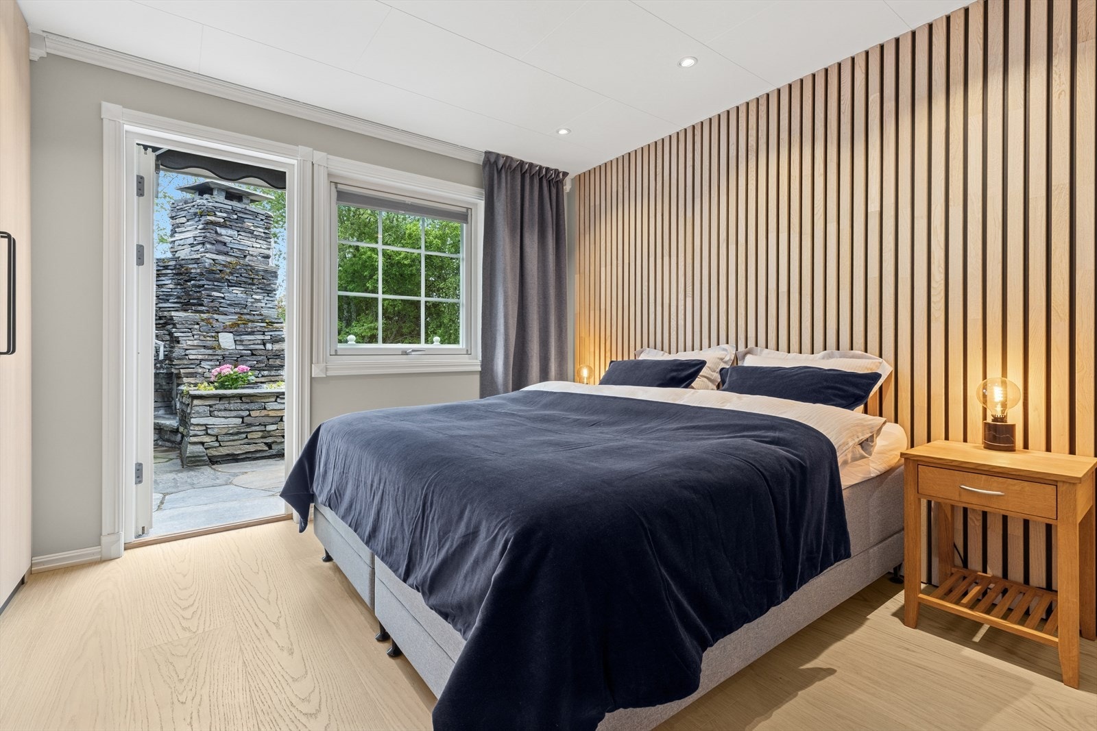 Soverom 1, delikat eike spiler på veggen. Galleribilde