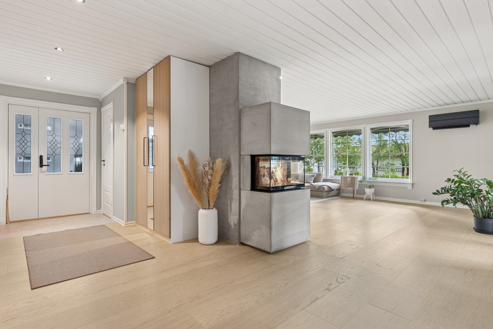 Praktisk og smakfull entré med garderobeplass og et helhetlig uttrykk som følger deg videre inn i boligen. Galleribilde