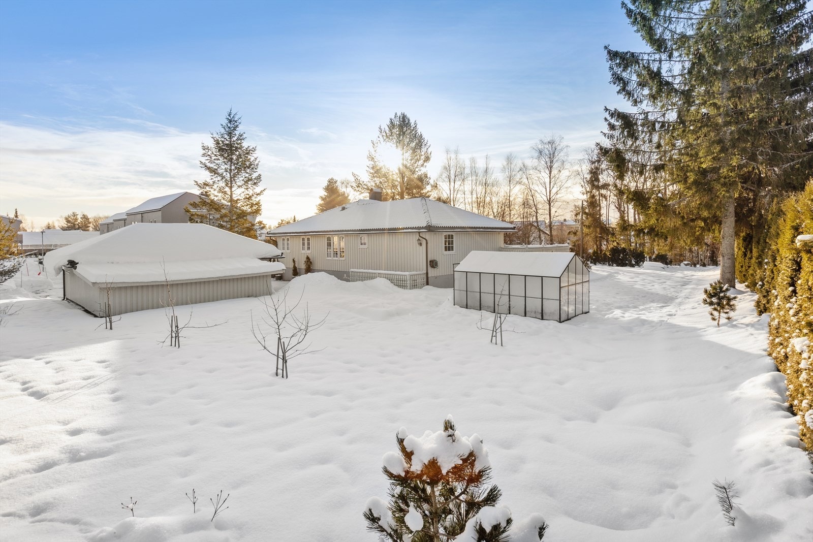 Boligen står på en tomt på 1257 kvm og garasjen har egen tomt på 621 kvM. Galleribilde