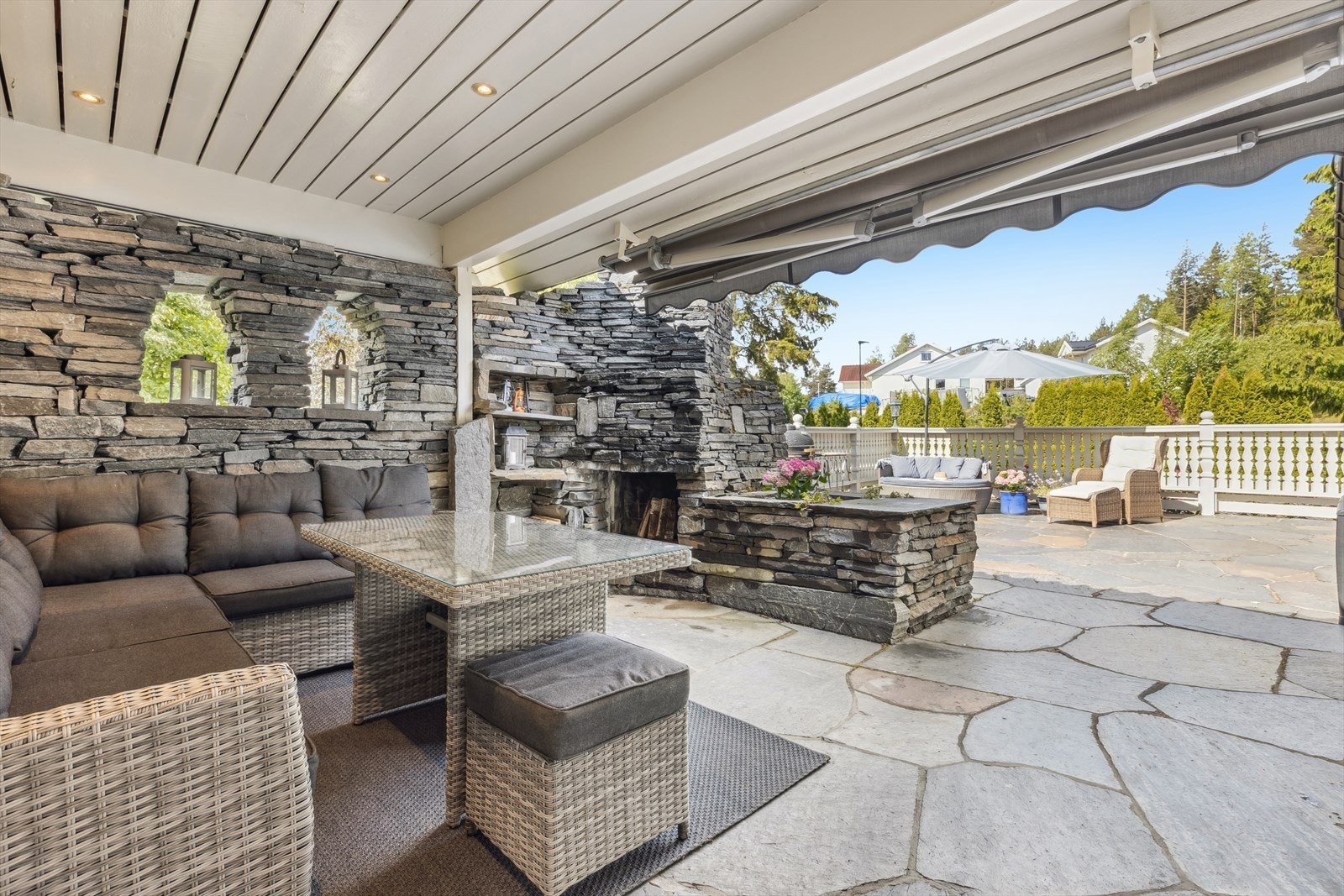 Delikat terrasse med delvis overbygg - perfekt for varme dager og lange kvelder ute. Galleribilde