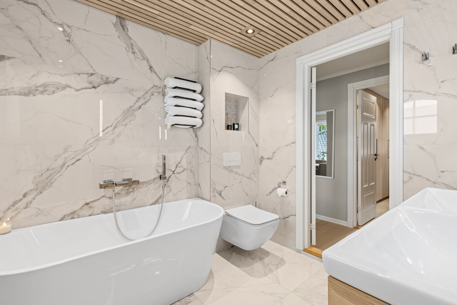 Et meget innbydende bad med delikate fliser, og en moderne baderomsinnredning. Galleribilde