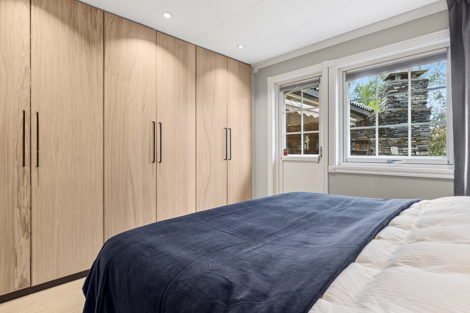 Soverom 1 har stor garderobeskap og utgang til terrassen. Galleribilde