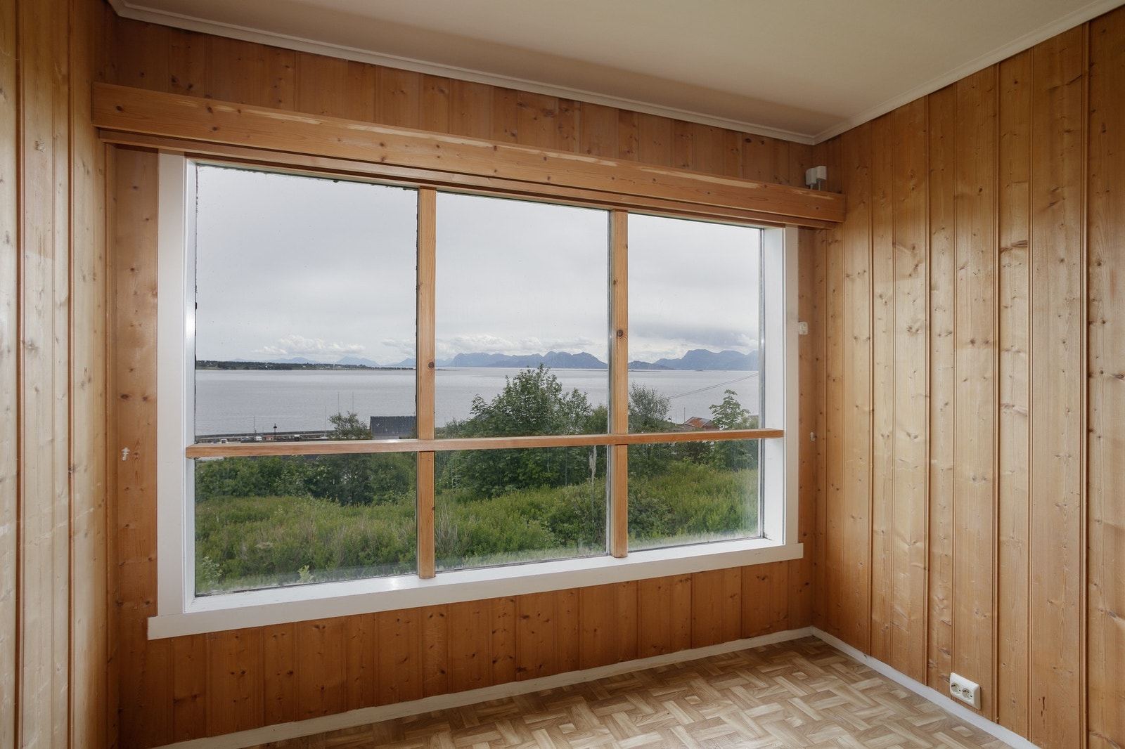 Nydelig utsikt mot sjøen og fjellene Galleribilde