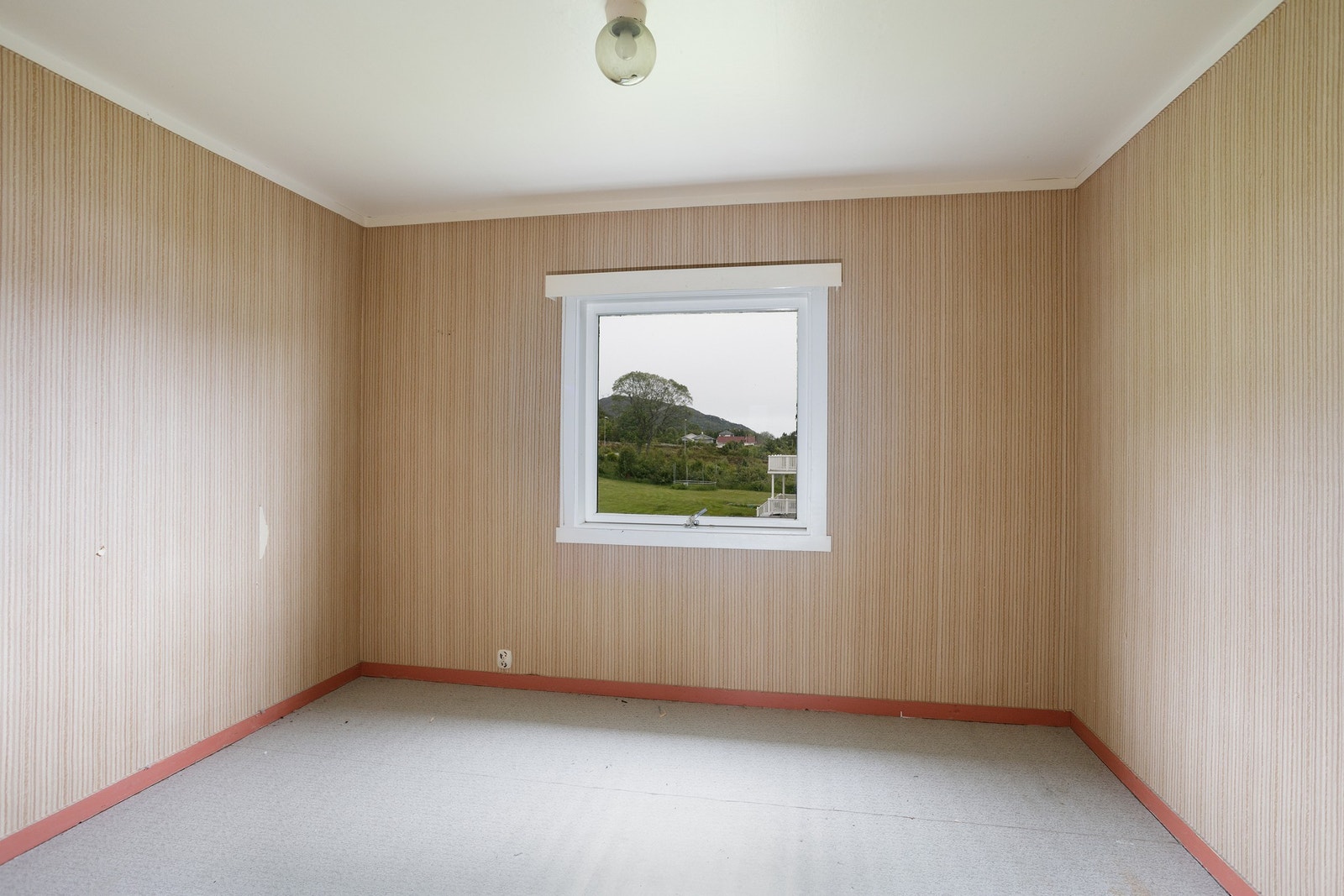 Lyst rom med utsikt mot frodig landskap Galleribilde