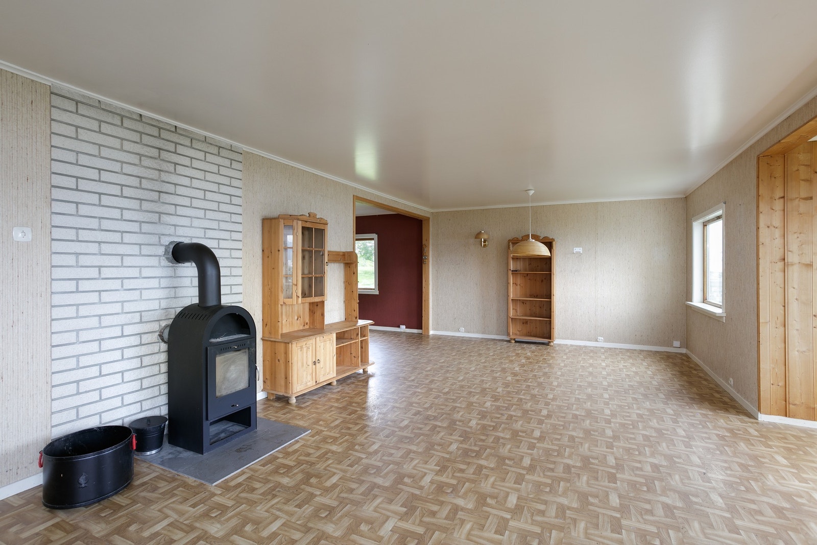 Romslig stue med naturlig lys og vedovn. Galleribilde