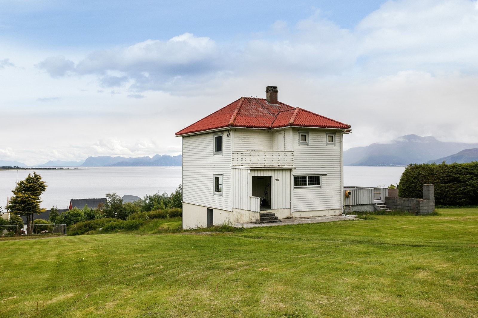Sjarmerende hvitt hus med rødt tak, nydelig utsikt over fjorden. Rolig beliggenhet med stor hage og naturskjønne omgivelser. Galleribilde