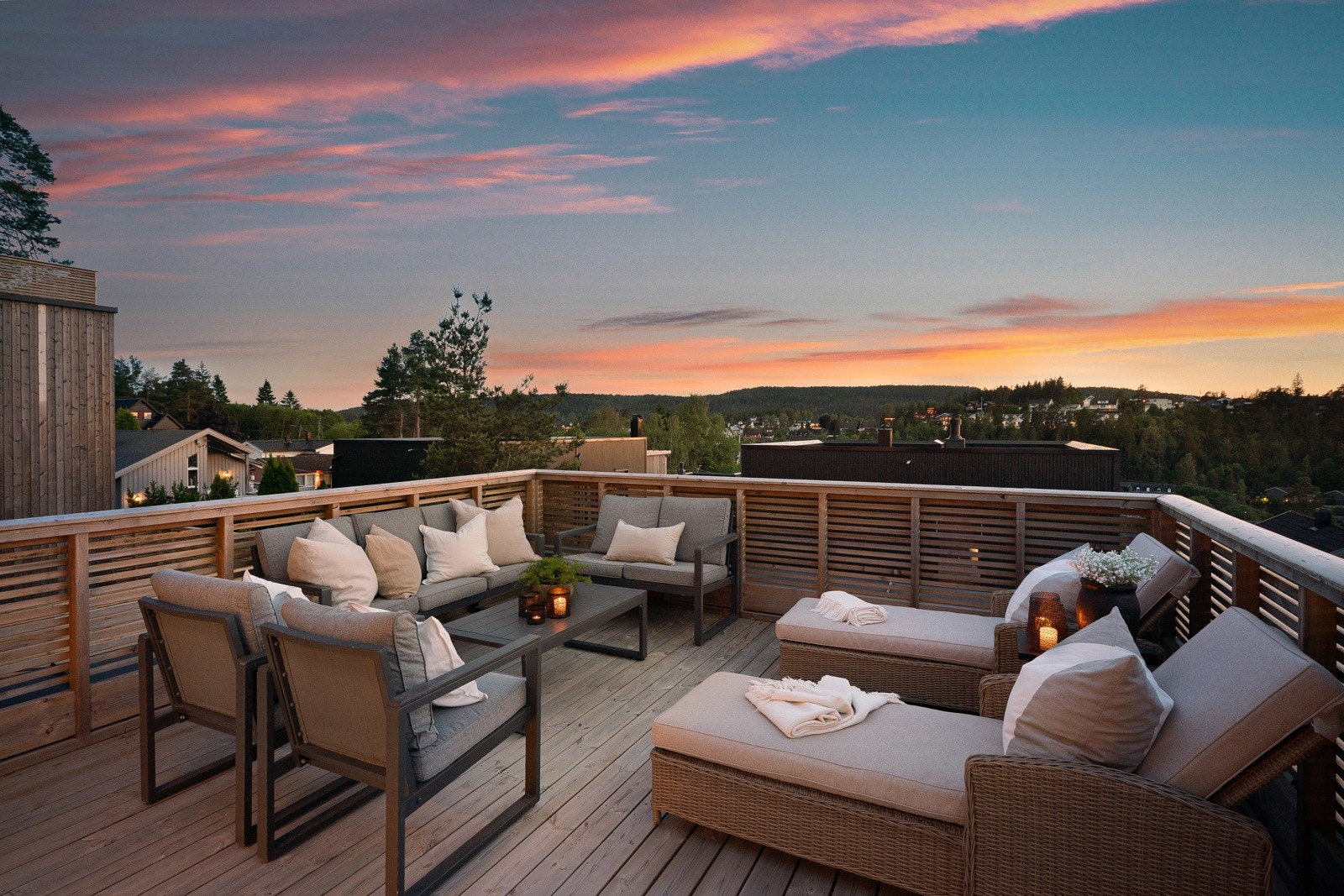 Solrik terrasse på 22 m² med sol fra tidlig morgen og til sen kveld midtsommers. Galleribilde