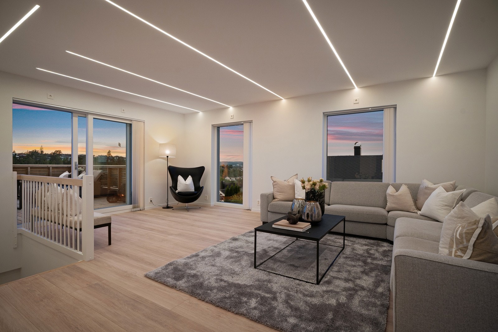 Luftig stue i 2. etasje med vidstrakt utsikt - Passer ypperlig som en egen ungdomsavdeling eller tv-stue. Galleribilde