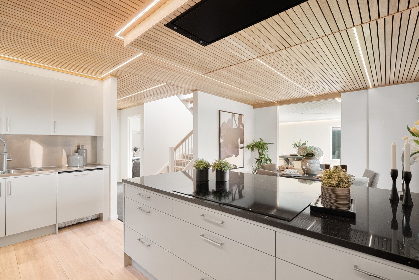 En massiv kjøkkenøy sørger for ytterligere benk- og lagringsplass. Galleribilde