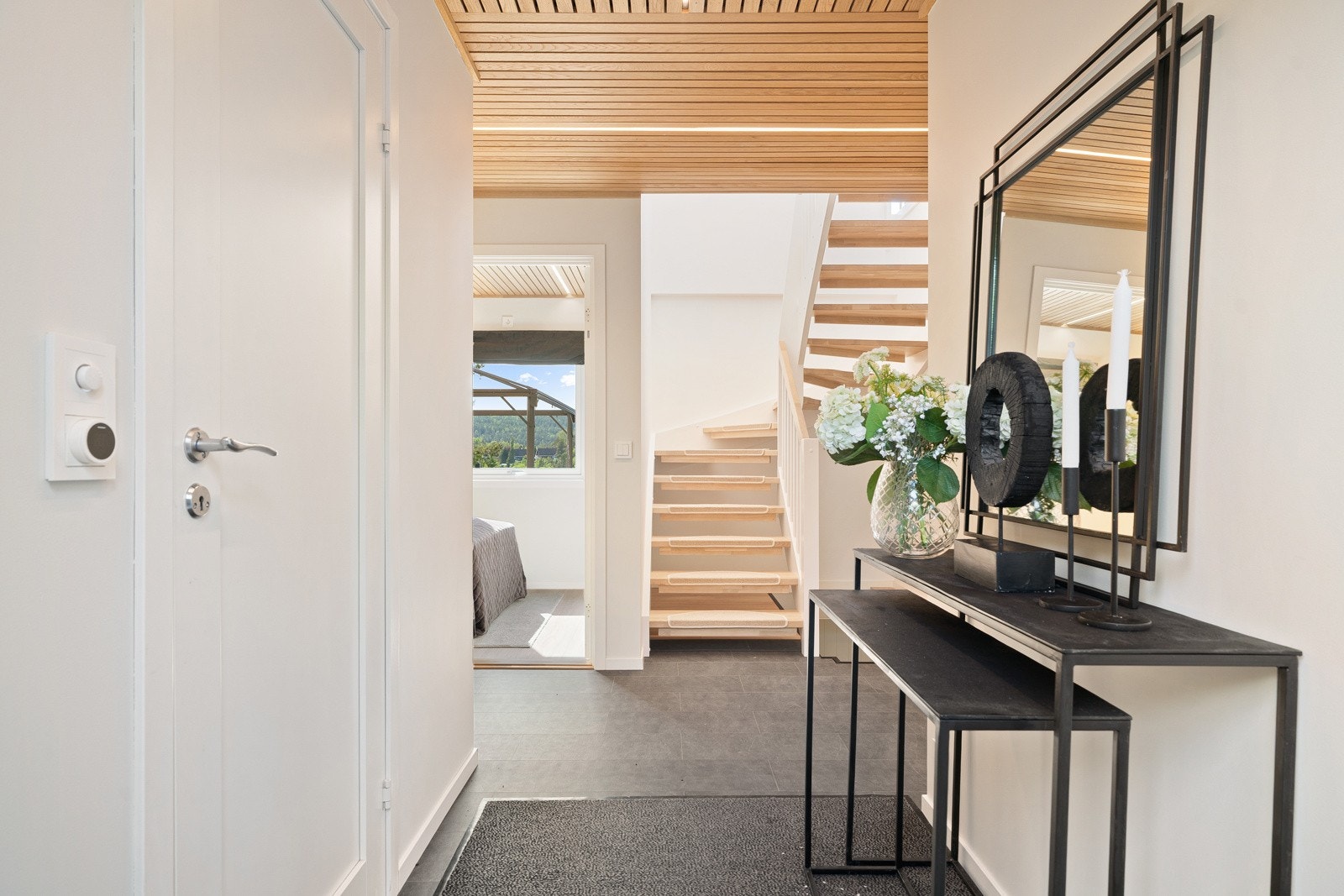 Innbydende entré sørger for et godt førsteinntryk av boligen. Galleribilde