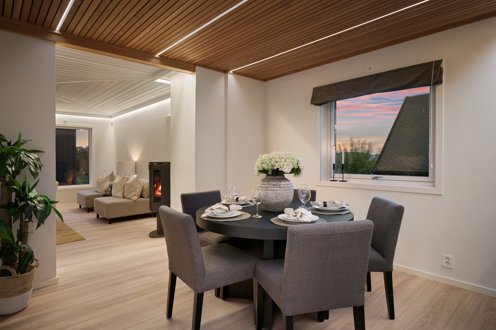 Spisekjøkken og stue ligger i delvis, åpen løsning - Stor møbleringsfrihet i flere soner. Galleribilde