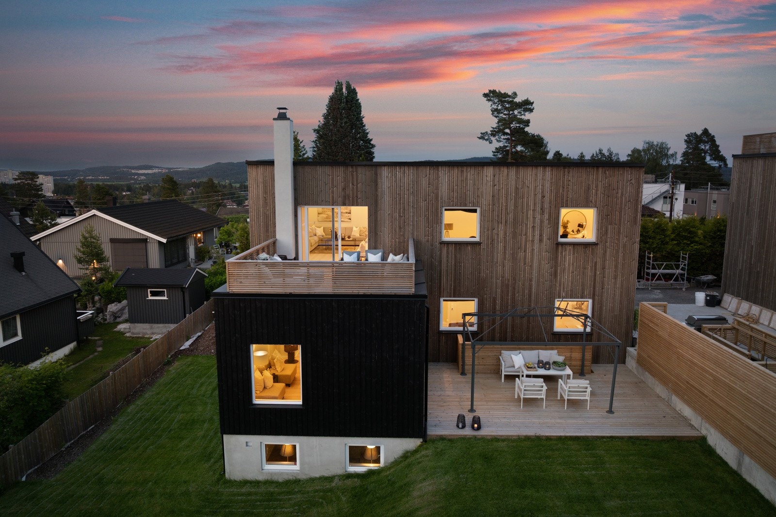 Omfattende renovert og påbygget enebolig fra 2024/2025 - Boligen er på 257 m² fordelt over 3 plan. Galleribilde