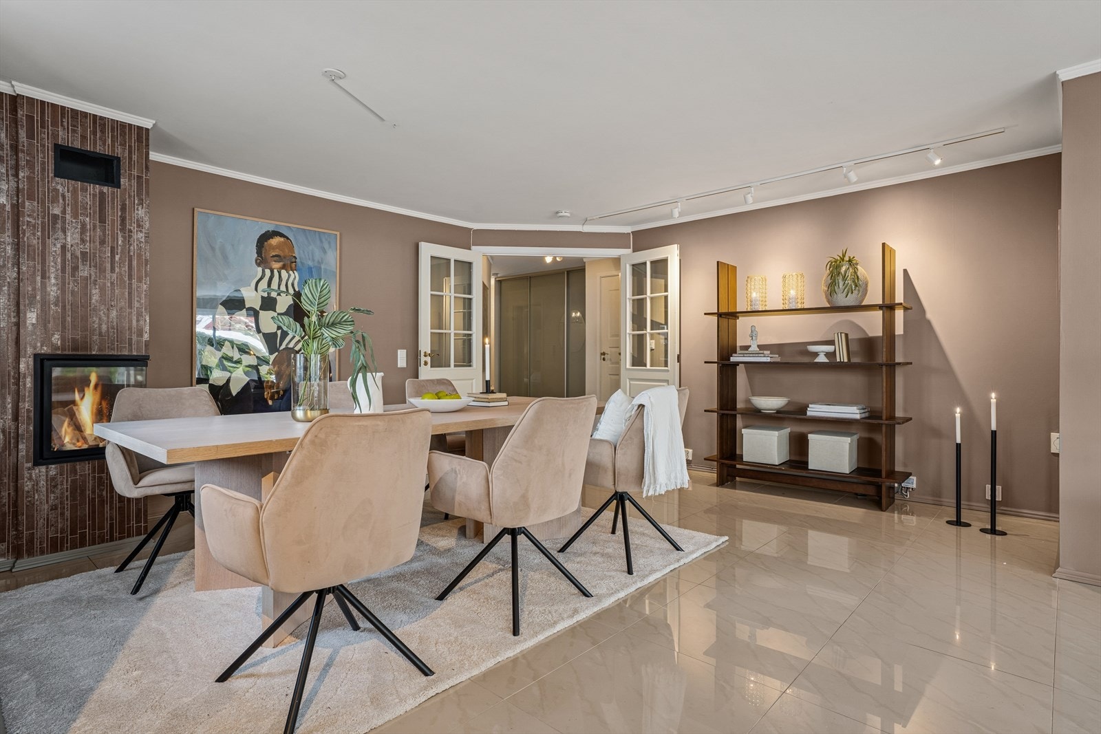 Plass til langbord ved peisen Galleribilde