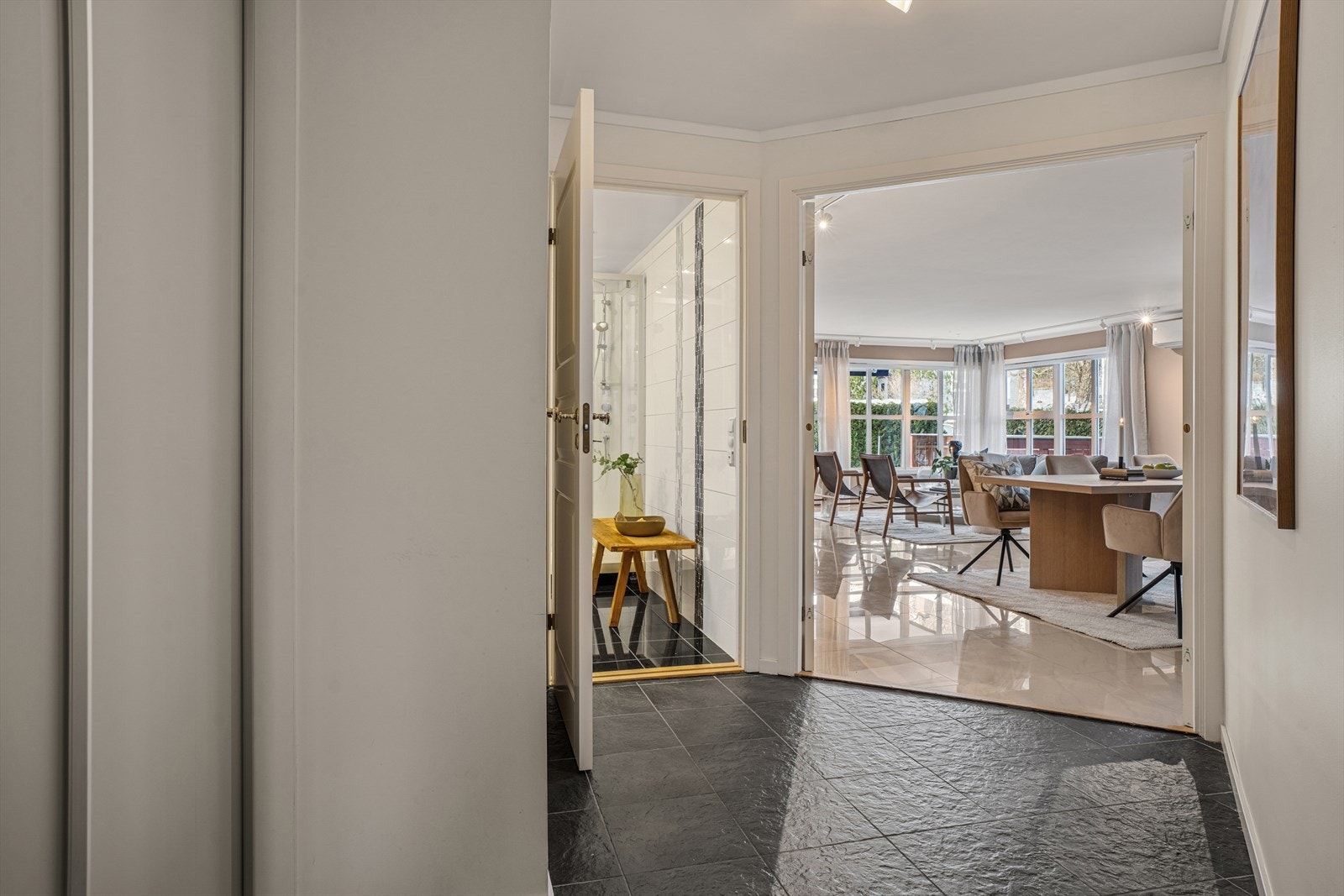 Dobbeltfløyet dør mellom gang og stue Galleribilde