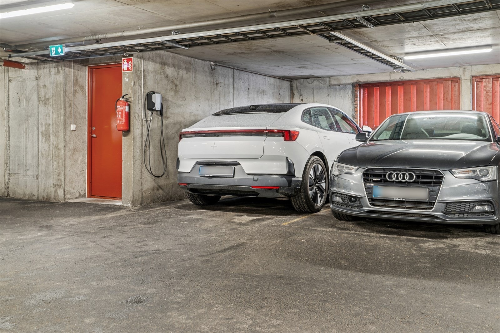 Biloppstillingsplass m/el-billader i felles garasjeanlegg. Galleribilde