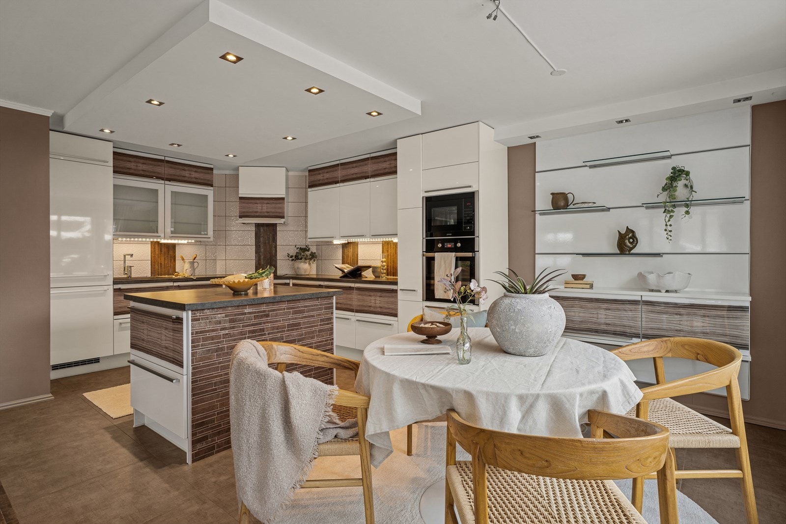 Godt utstyrt kjøkken med integrerte hvitevarer Galleribilde