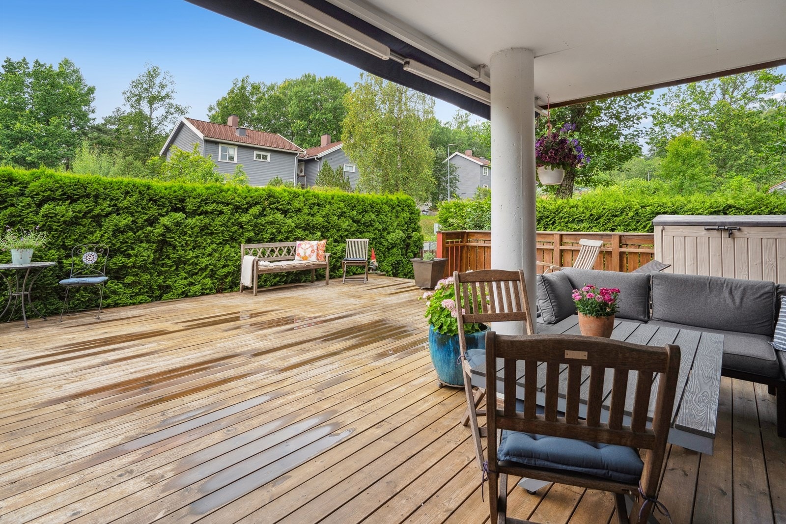 Grønn helårs hekk rundt terrassen gir lite innsyn og terrassen oppleves meg privat. Galleribilde