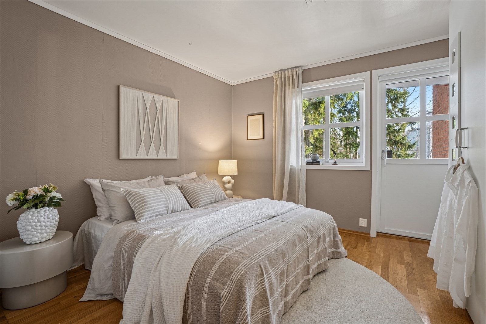 Delikat hovedsoverom med garderobe og utgang til egen balkong Galleribilde