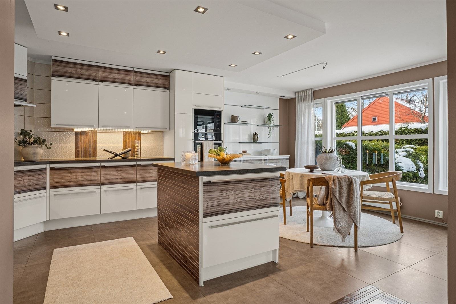 God med oppbevaring- og arbeidplass Galleribilde