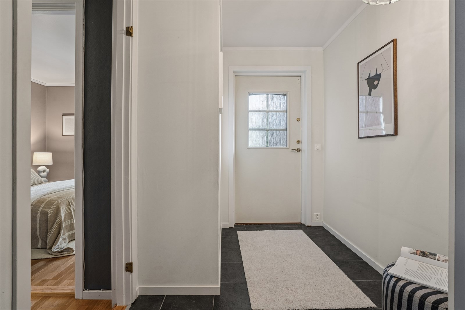 Fin flislagt Entré/gang Galleribilde