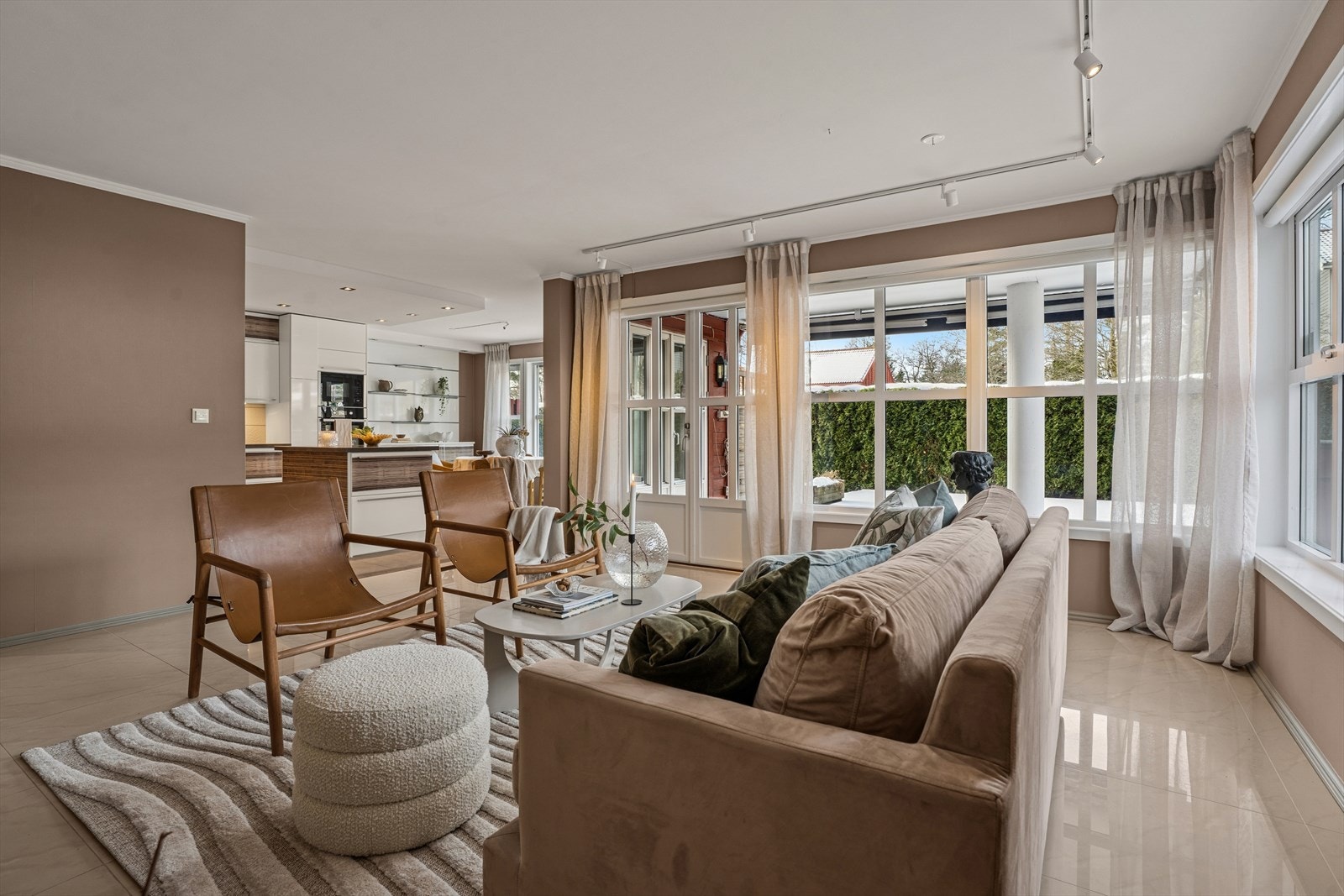 Stuen er stor med mange forskjellige måter den kan møbleres på. Galleribilde