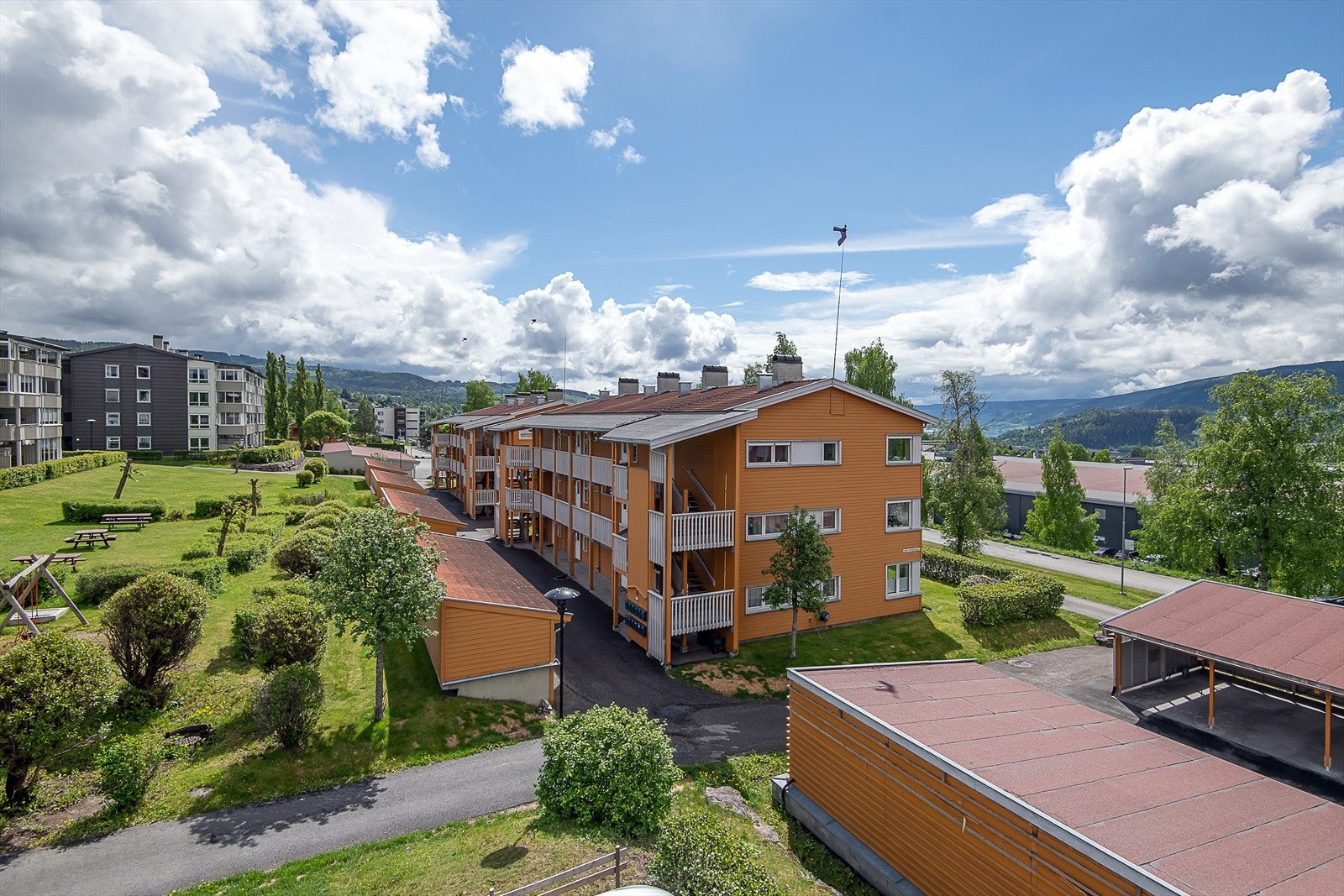 Beliggenheten er litt nord for sentrum av Lillehammer. Galleribilde