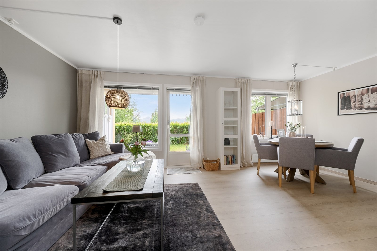 Det er nye laminatgulv med varmefolie i leiligheten. Galleribilde