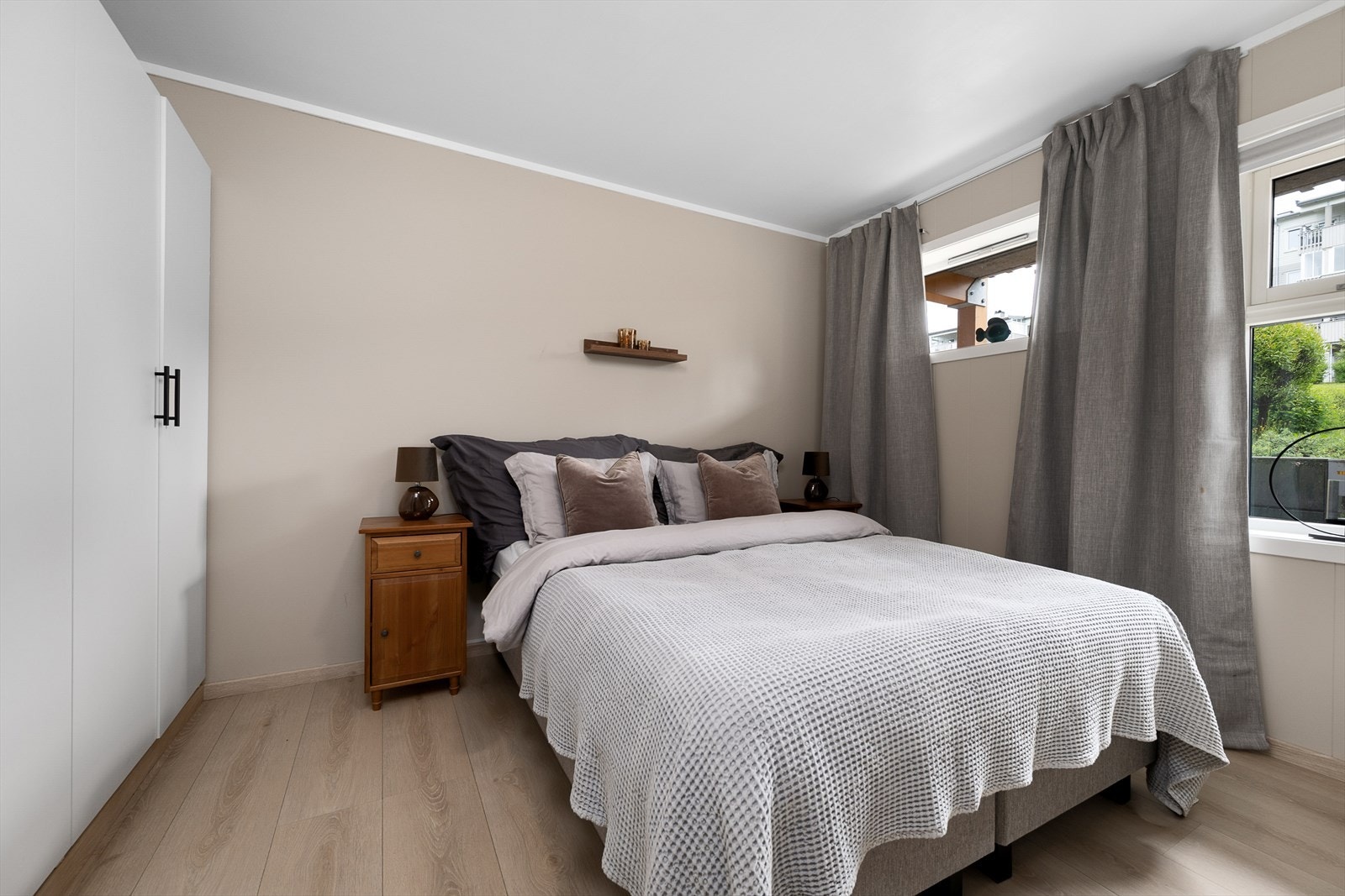 Hovedsoverommet er malt i en dus fargetone. God plass til dobbeltseng og garderobe. Galleribilde