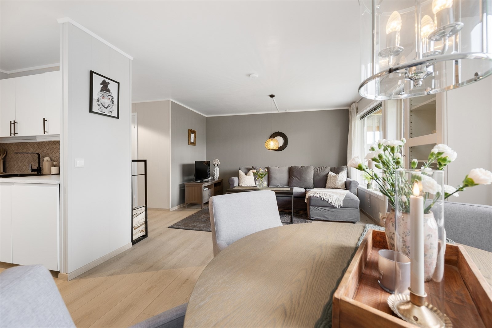 Store vindusflater som slipper godt med naturlig lys inn. Galleribilde